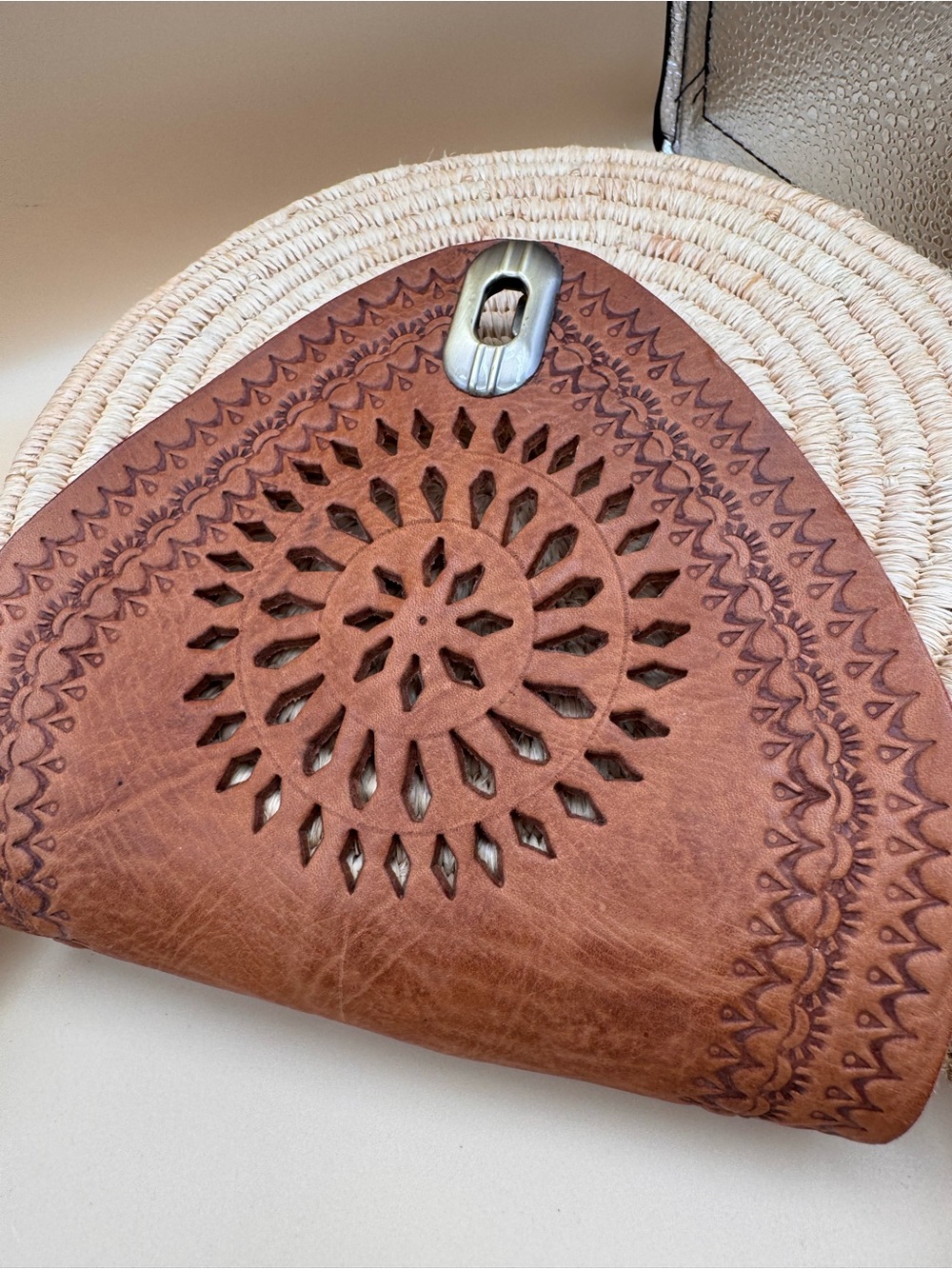 Source Unknown Beige Woven Round Crossbody with Brown Leather Flap - Picture 6 of 14